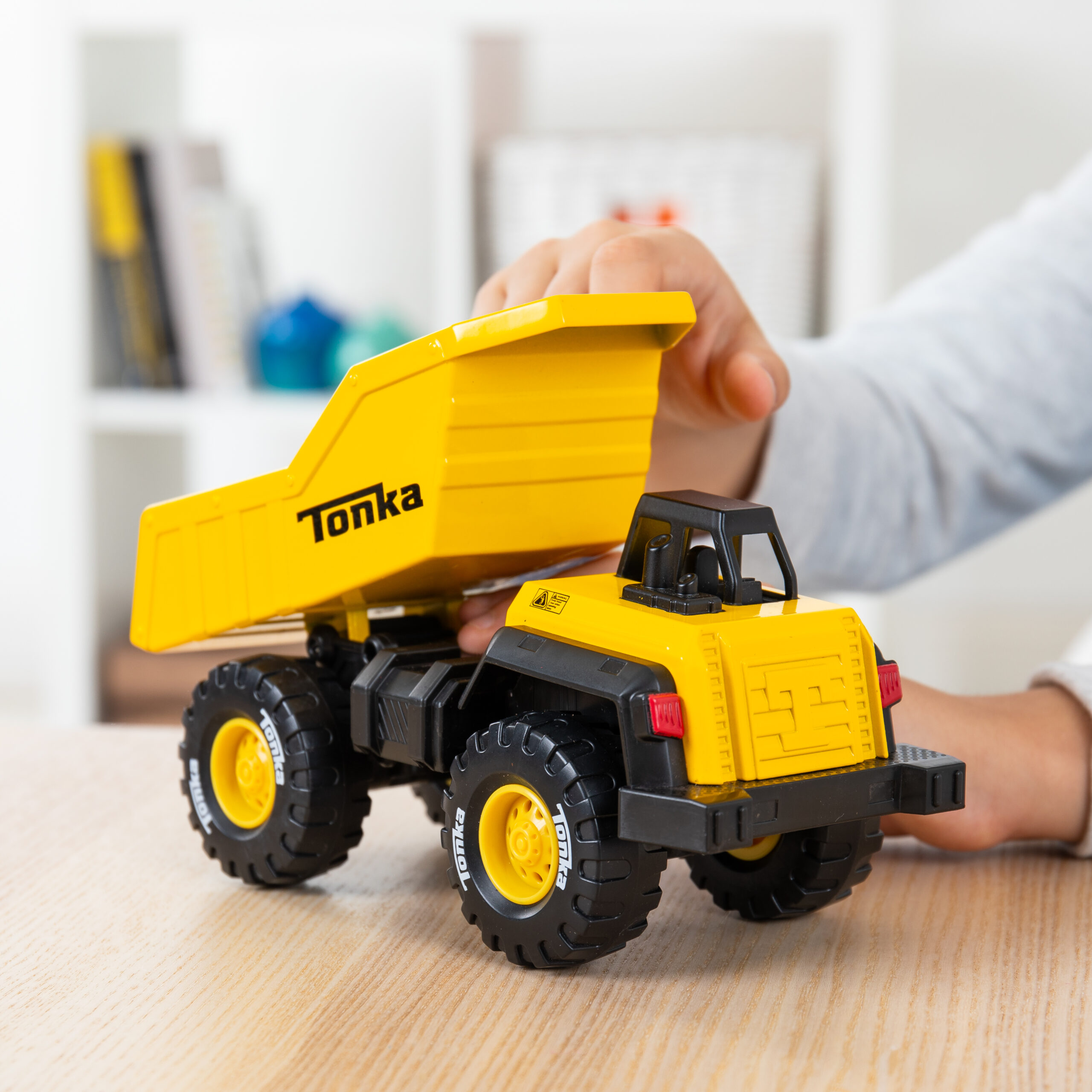 Tonka Classic Dump Truck - Image 7
